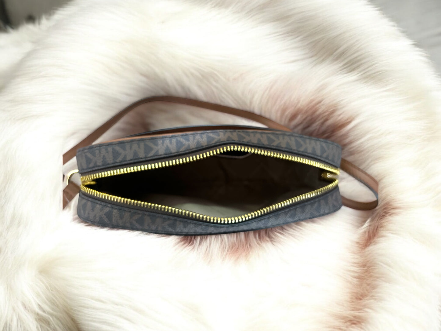 Crossbody Michael k café y dorado con Cadena