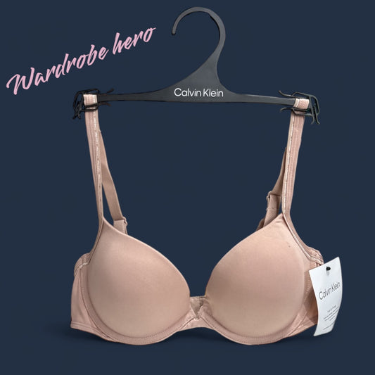 Brasier Calvin k nude, contorno delgadito con letras