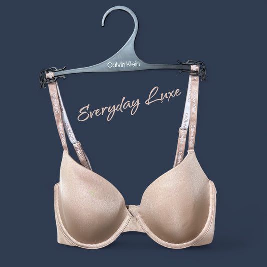 Brasier Calvin K nude brilloso y letras blancas en tirantes