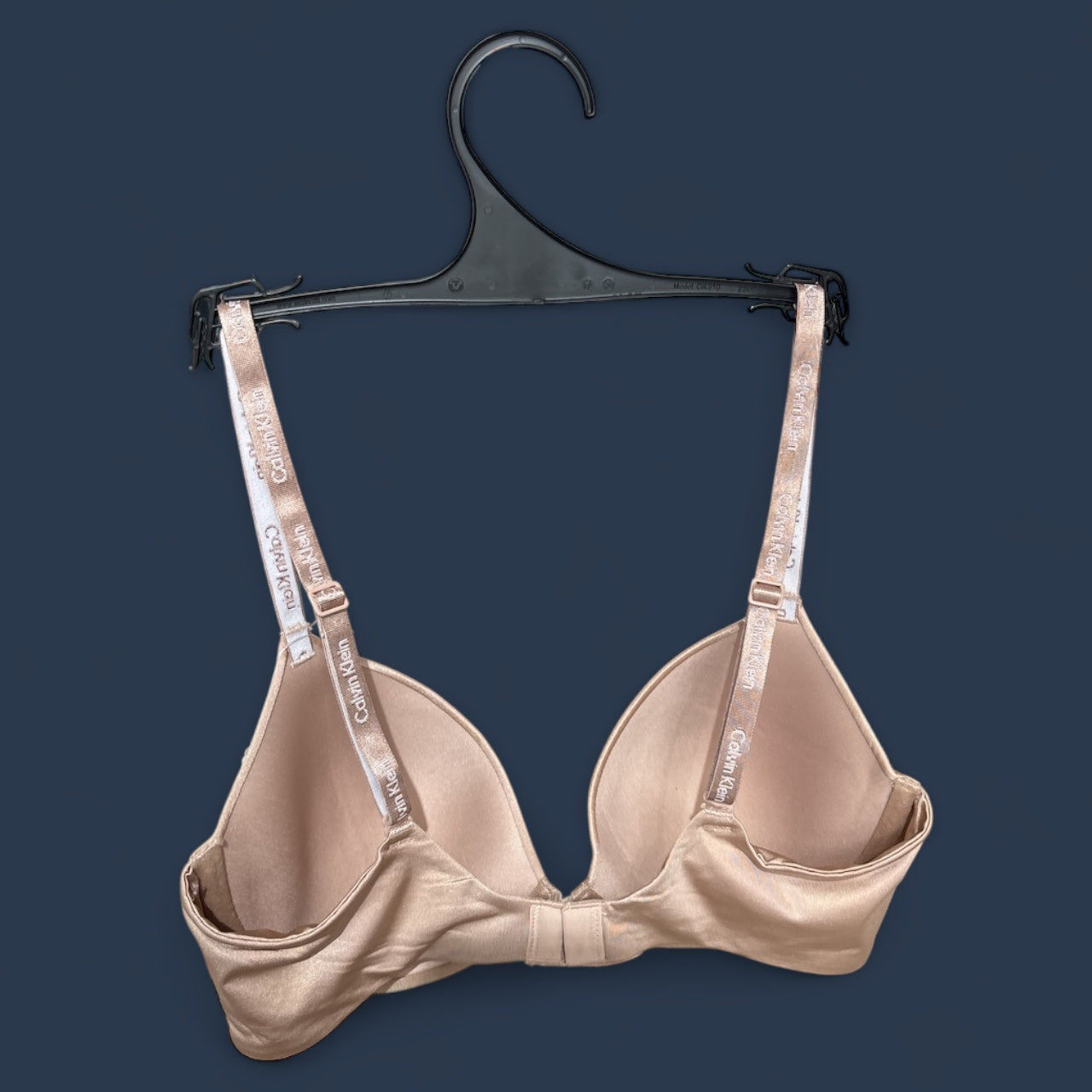 Brasier Calvin K nude brilloso y letras blancas en tirantes