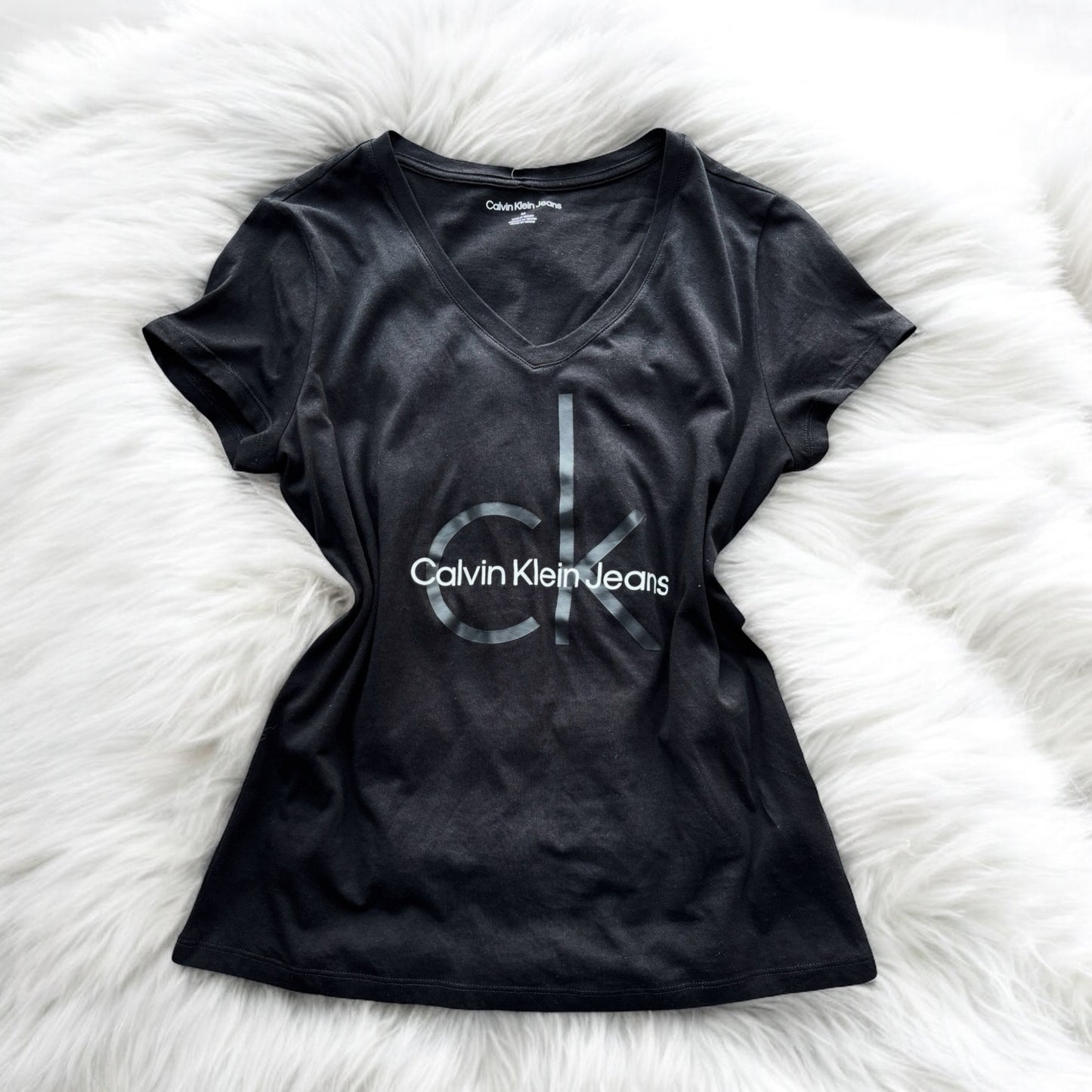 Playera Calvin k negra letras blancas/negras cuello v