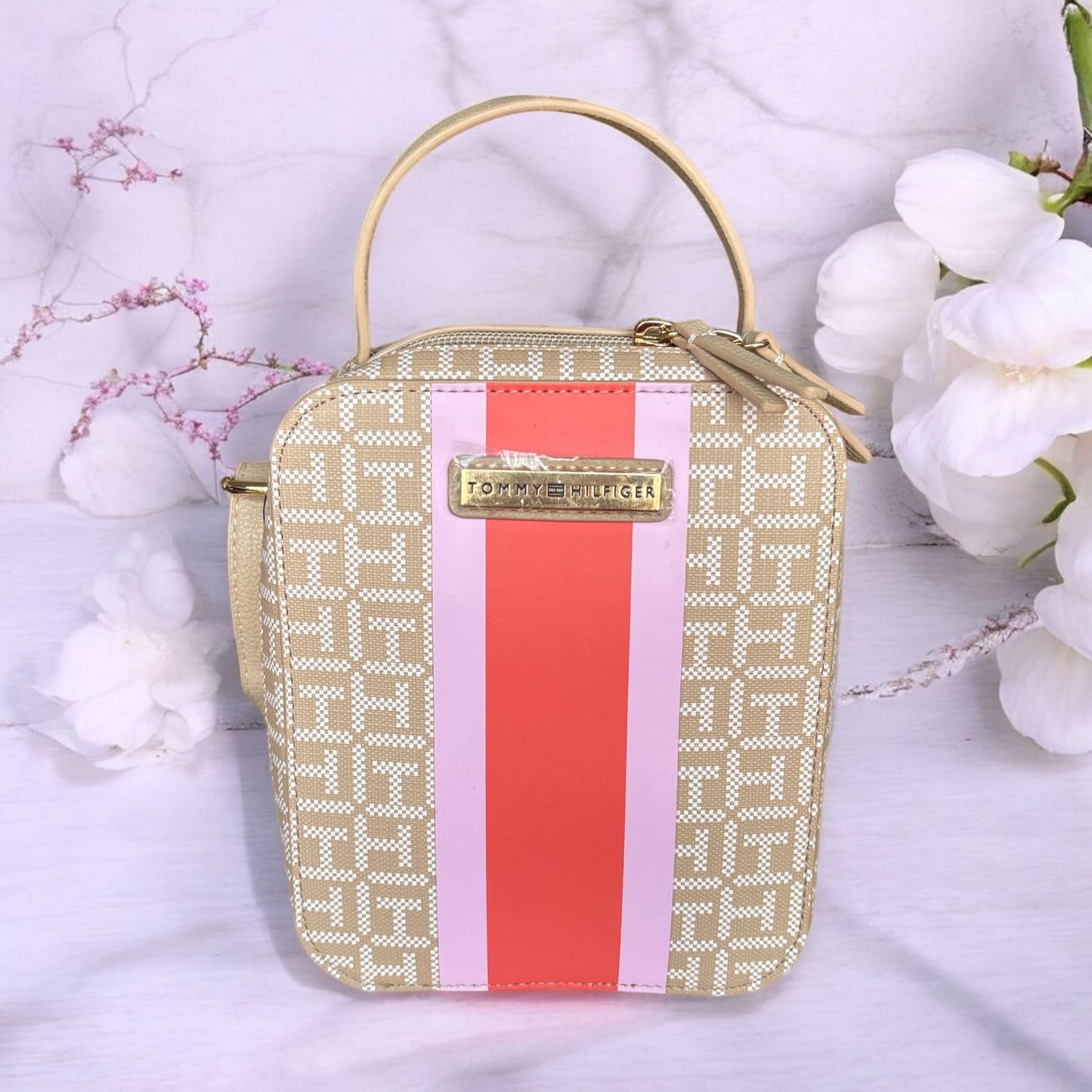 Crossbody Tommy H beige con detalles en naranja y lila con placa dorada