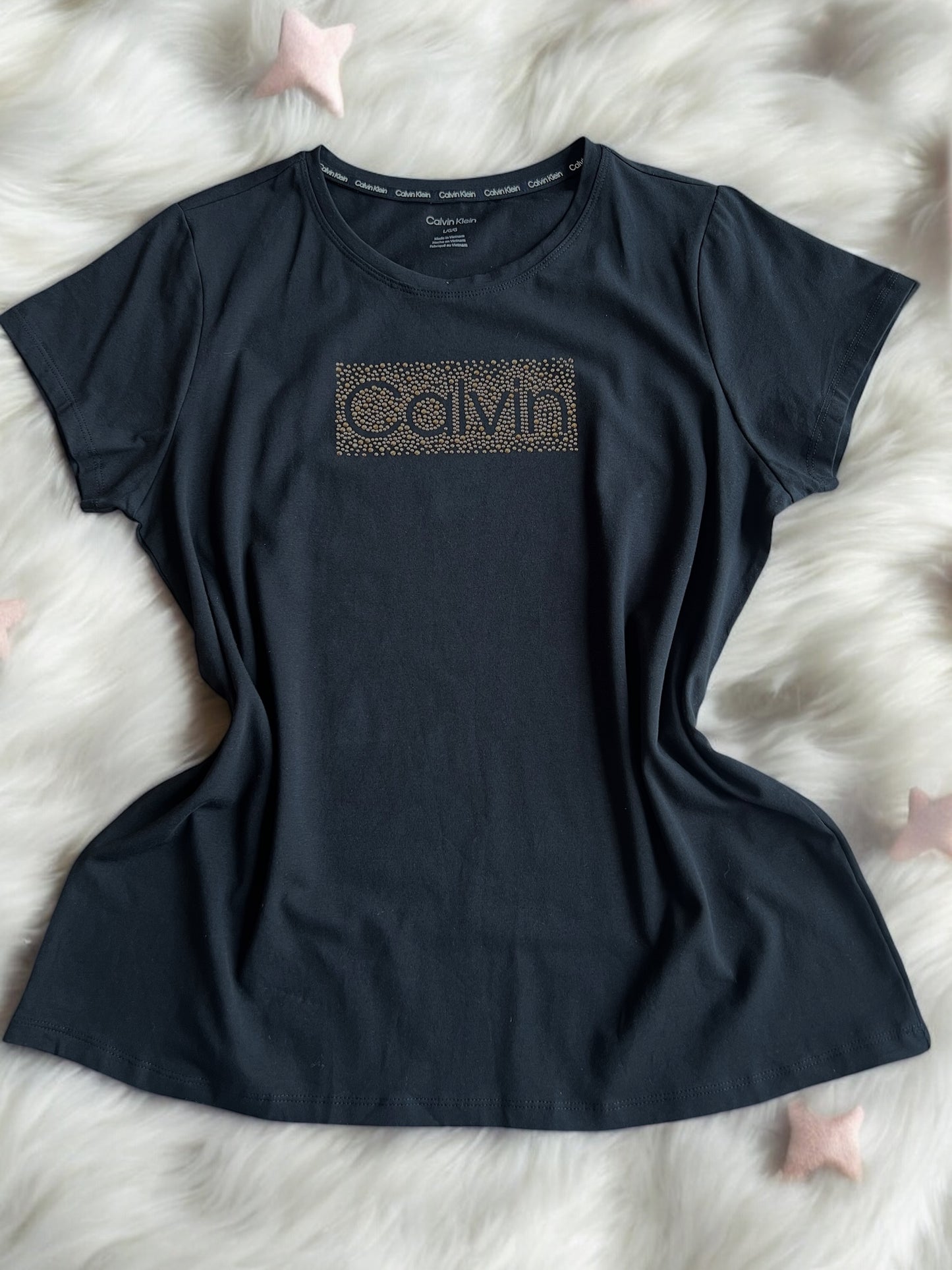 Playera Calvin negra con letras doradas