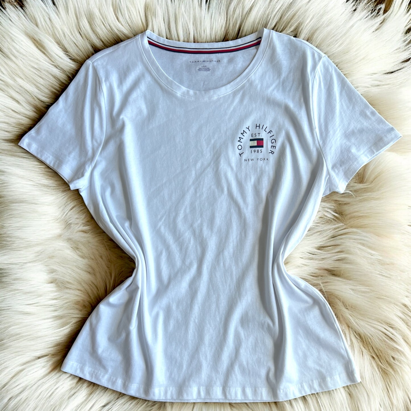 Playera Tommy H blanca con la bandera azul y rojo