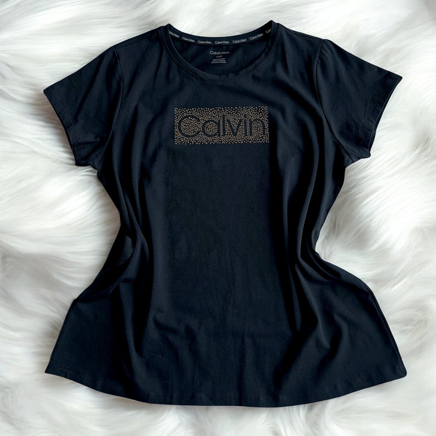 Playera Calvin negra con letras doradas