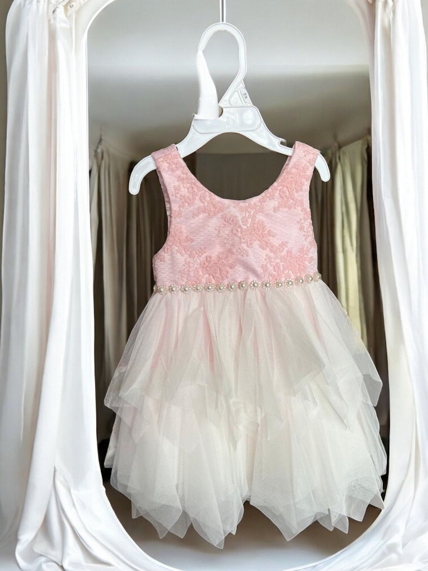 Vestido de niña rosa con blanco