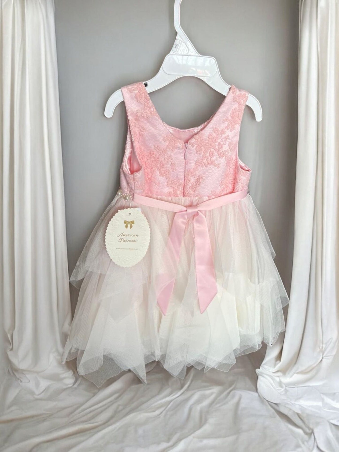 Vestido de niña rosa con blanco
