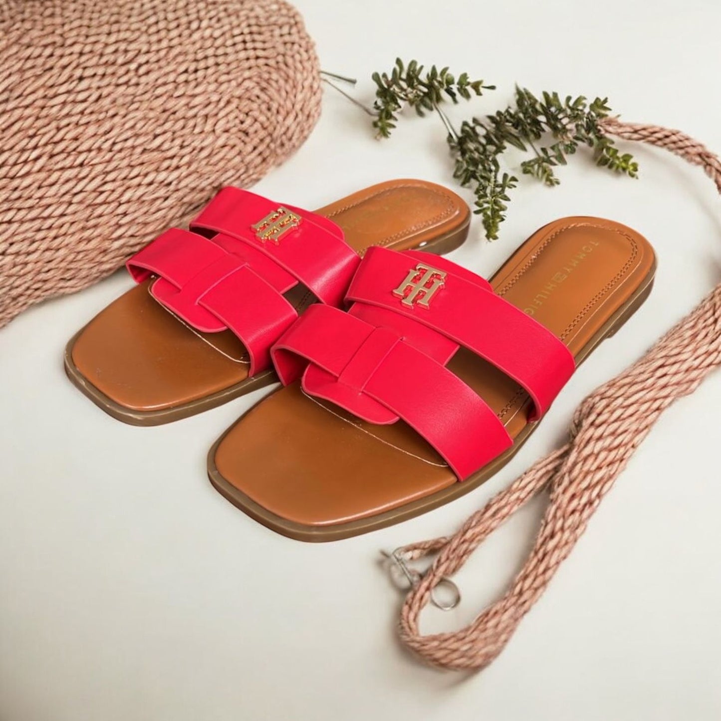 Sandalias Tommy H rojo con placa dorada