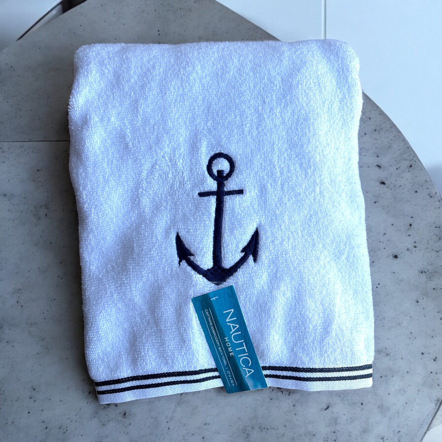 Toalla Náutica blanca con líneas y ancla bordada azul marino