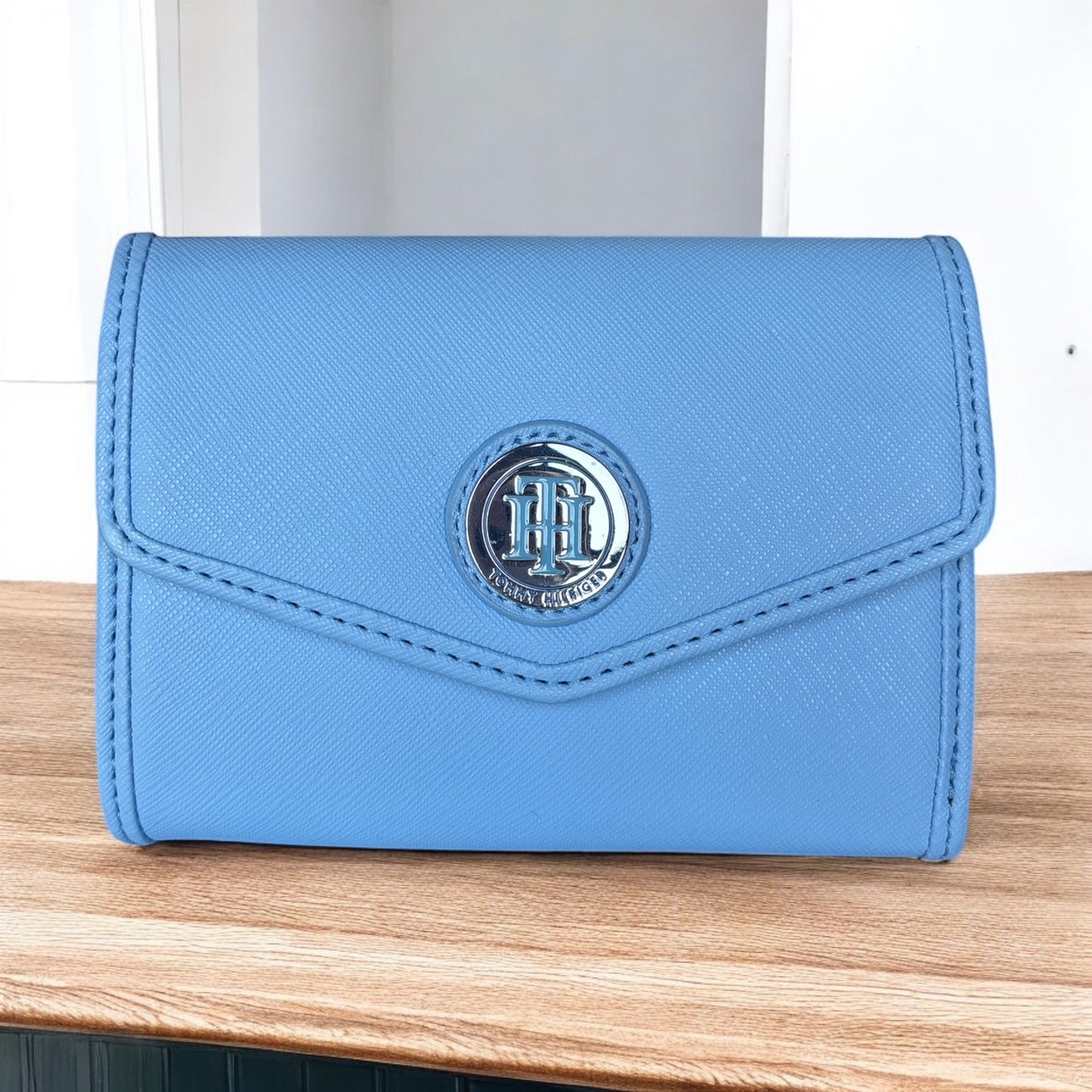 Cartera Tommy H azul claro con placa plateada