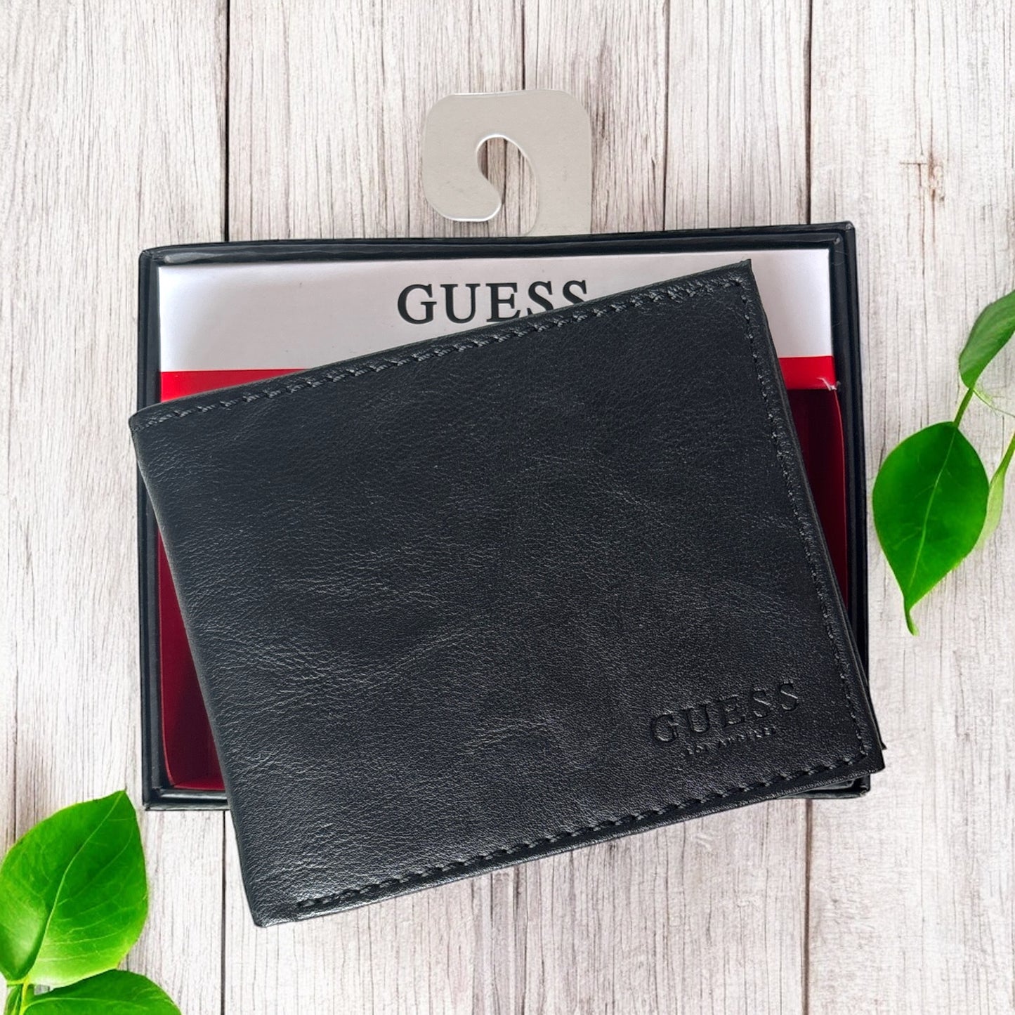 Cartera lisa con Guess grabado en lado derecho inferior
