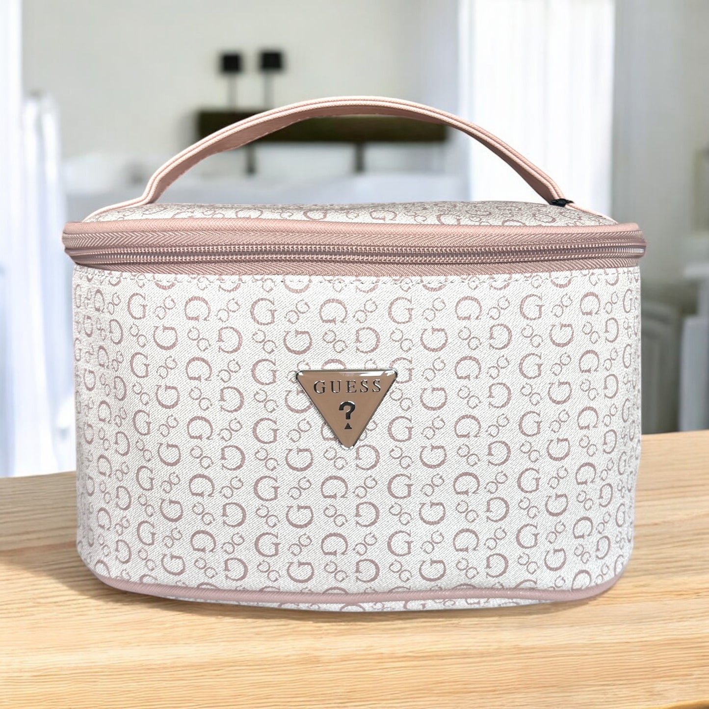 Cosmetiquera Guess rosa con y placa rosa