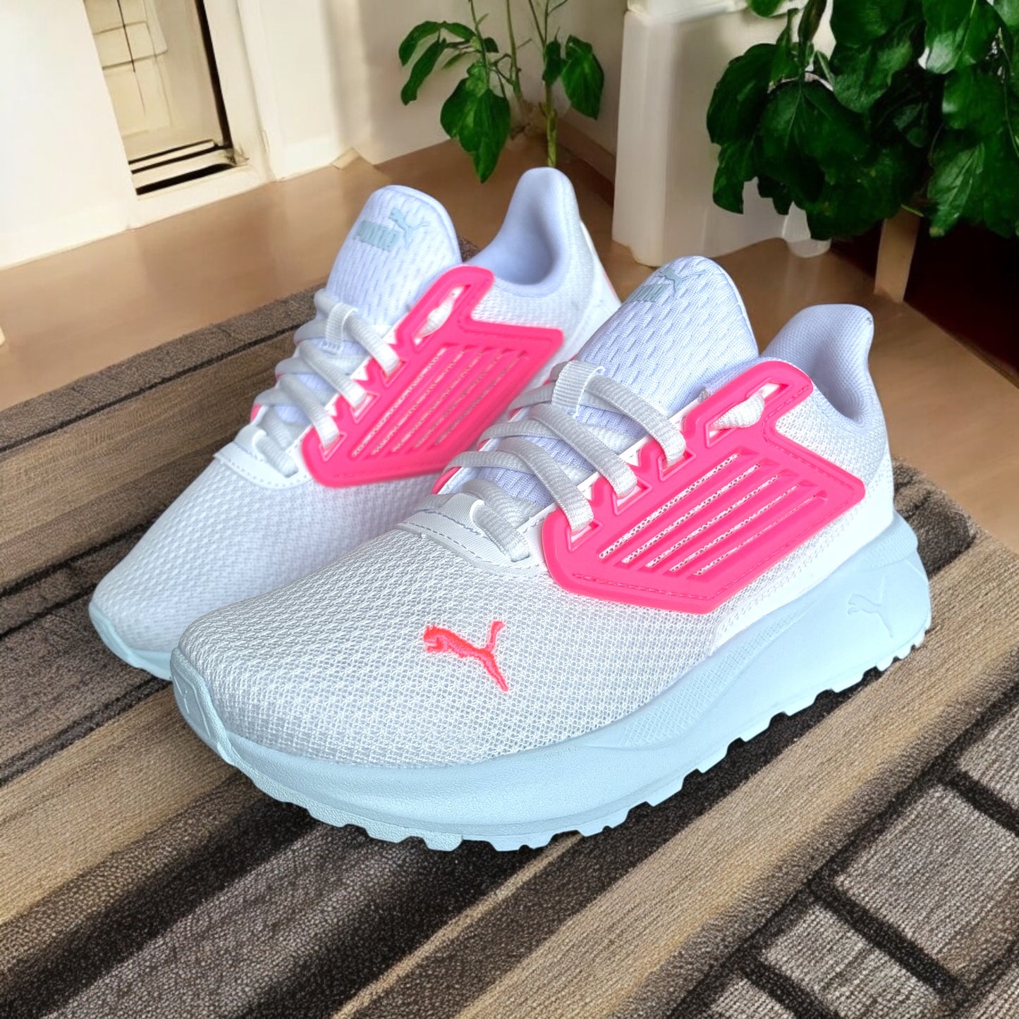 Tenis Puma blanco con rosa fosforecente
