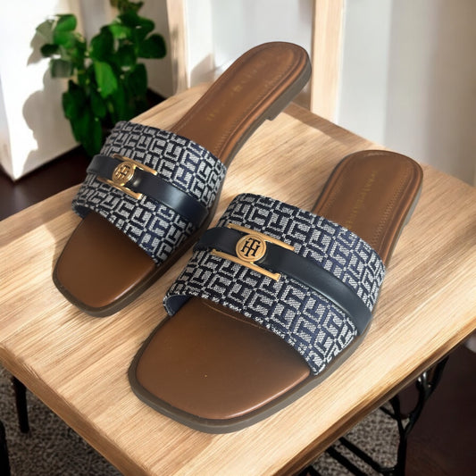 Sandalias Tommy H azul marino con monogram blanco y placa dorada