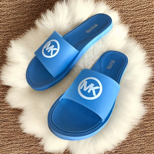 Sandalias Michael K azul con letras blancas