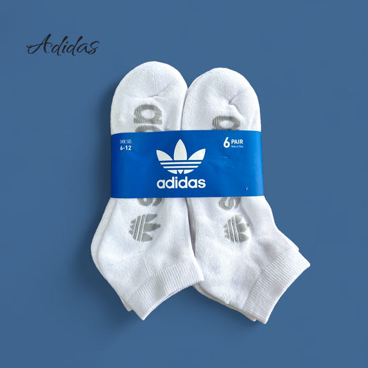 Tines adidas blancos con letras gris
