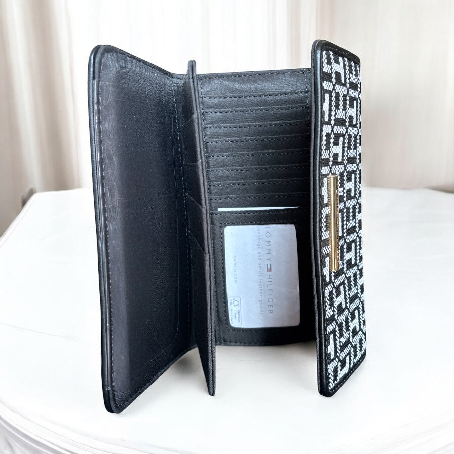 Cartera Tommy H negra monogram blanco, placa dorada