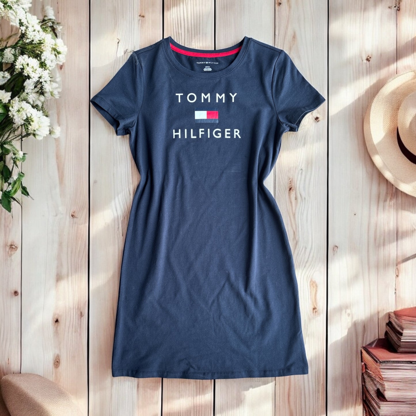 Vestido Tommy H azul marino con letras blancas
