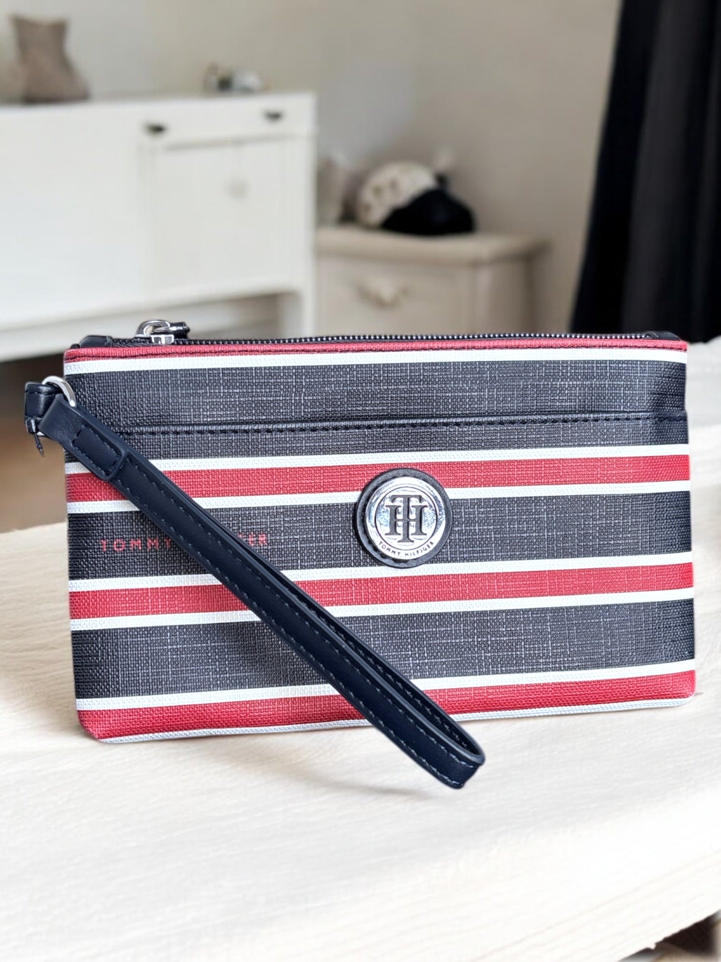 Muñequito Tommy H azul marino, rojo, blanco de líneas y strap placa plateada