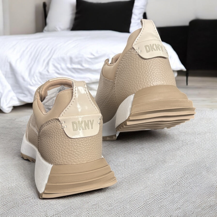 Tenis DKNY arena/blanco con placa dorada