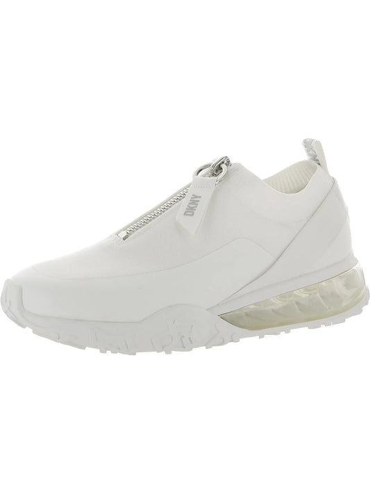 Tenis DKNY blancos, plataforma con trama parecida y suela en letras 3D