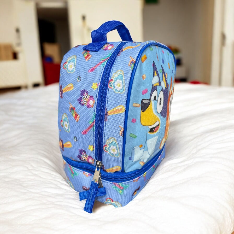 Lonchera Bluey azul estampado brilloso