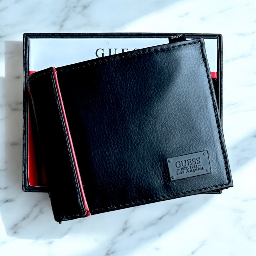 Cartera Guess negra con línea roja y placa negra