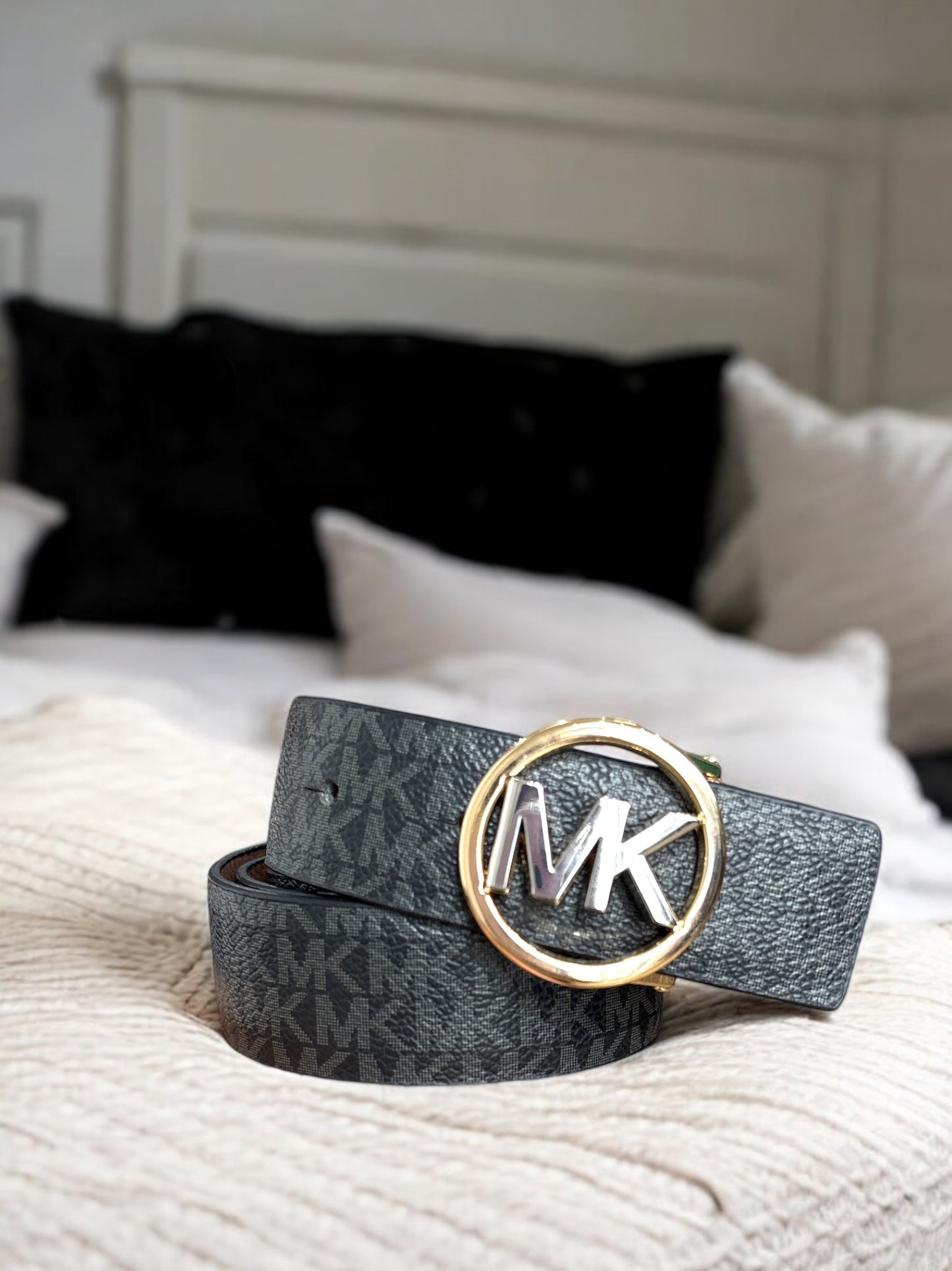 Cinturón Michael k café/negro con monogram reversible, placa dorada/plateada