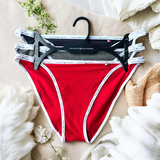 Bikini Tommy H rojo, gris y azul marino con letras en el contorno