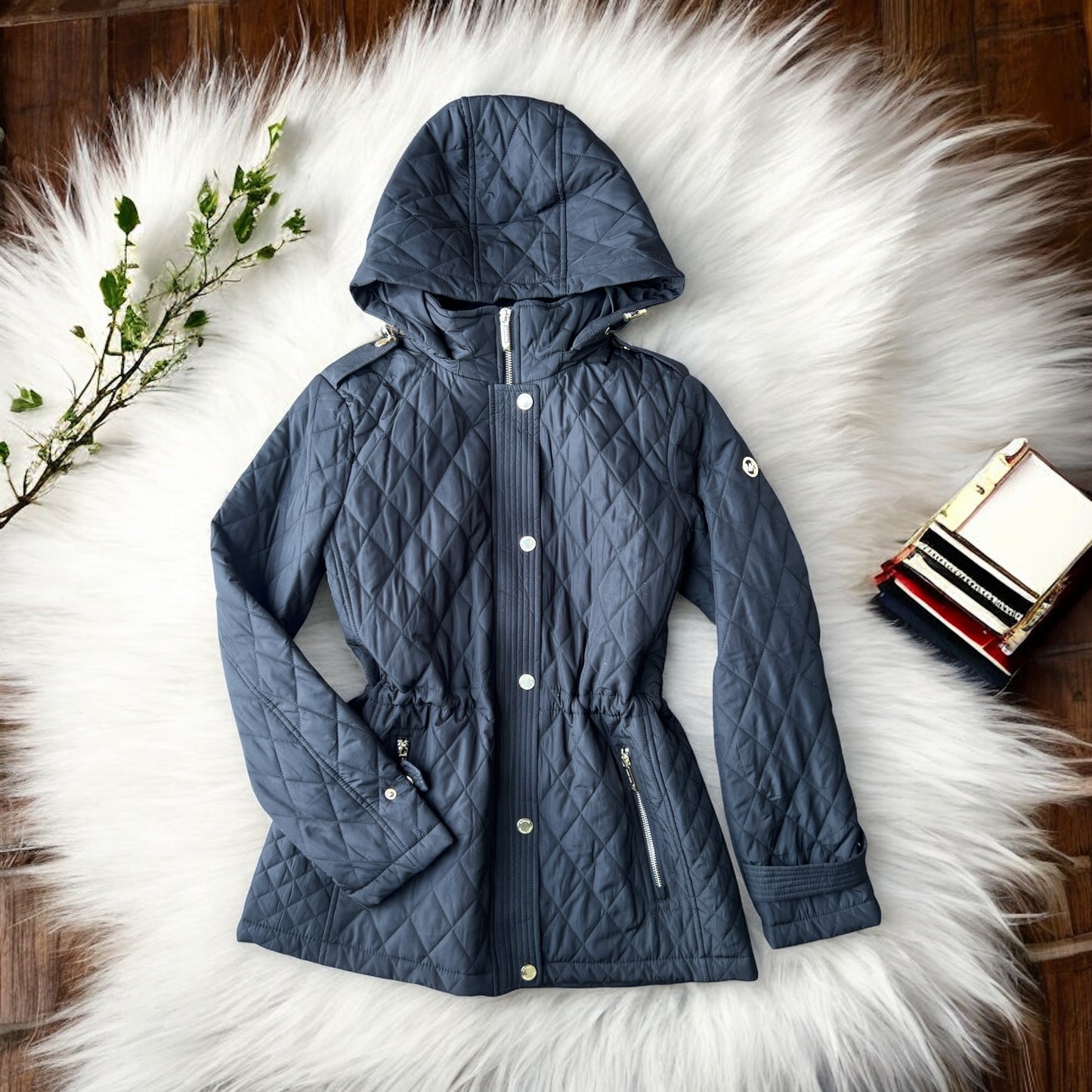 Chamarra Michael K negra capitonada con herrajes dorados