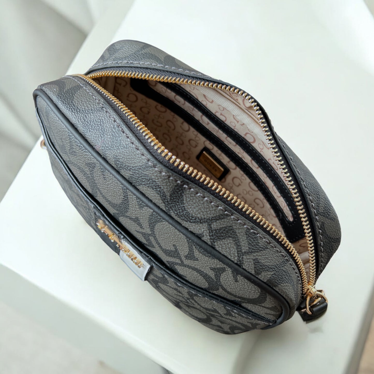 Crossbody Guess gris con monogram negro