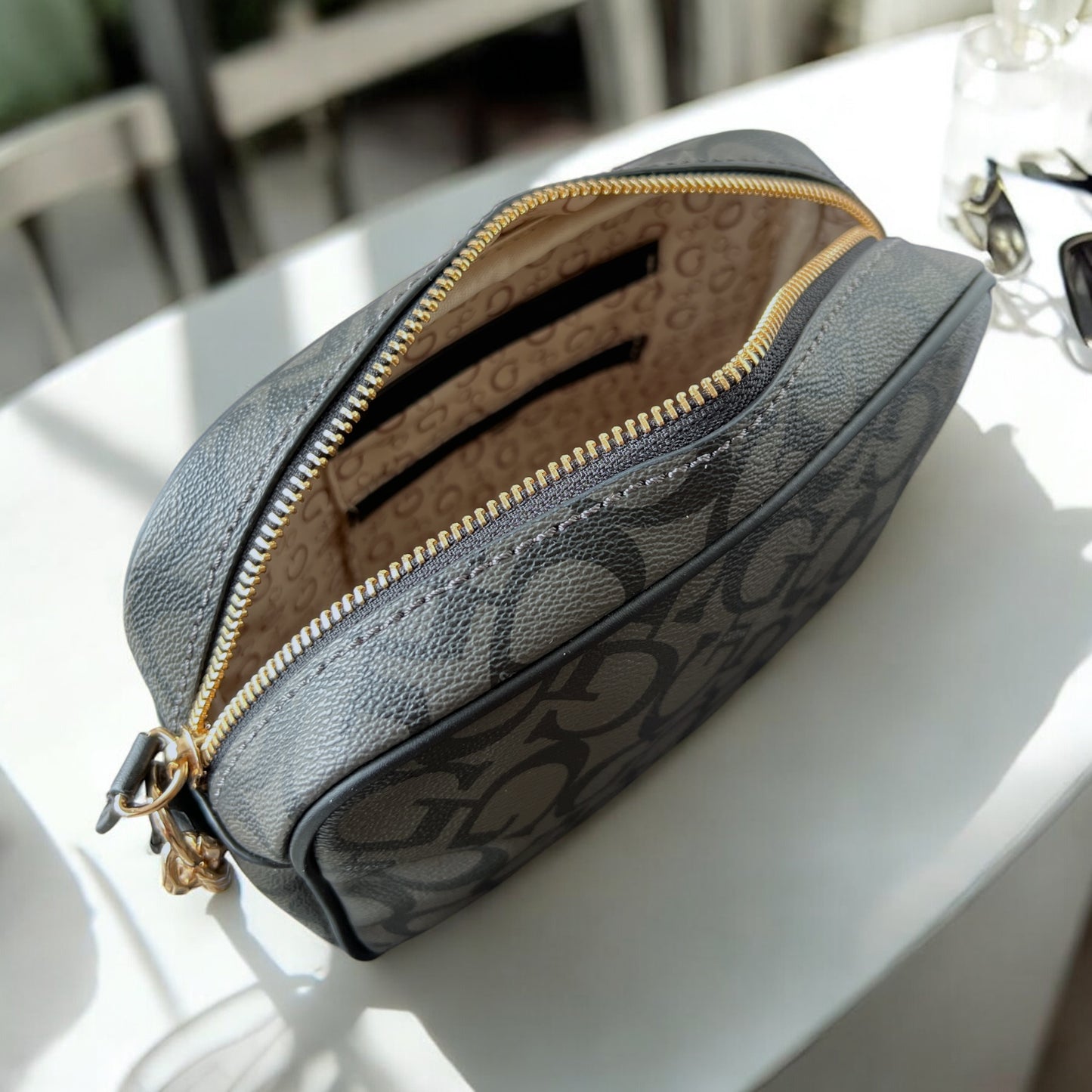 Crossbody Guess gris con monogram negro