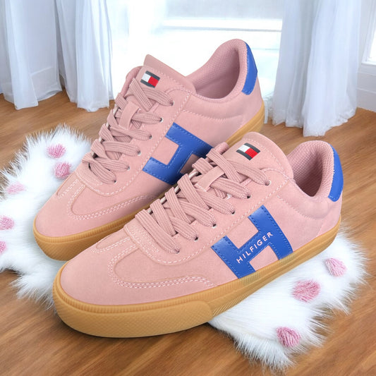 Tenis Tommy H palo de rosa con letra H azul y suela camel