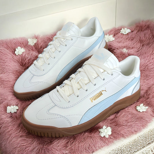 Tenis Puma beige con detalles en color azul cielo y suela camel