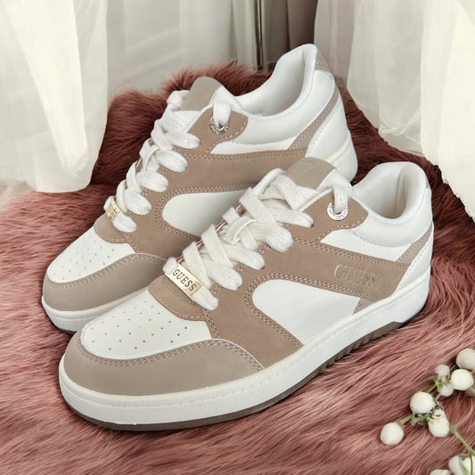 Tenis Guess beige con camel y placa dorada