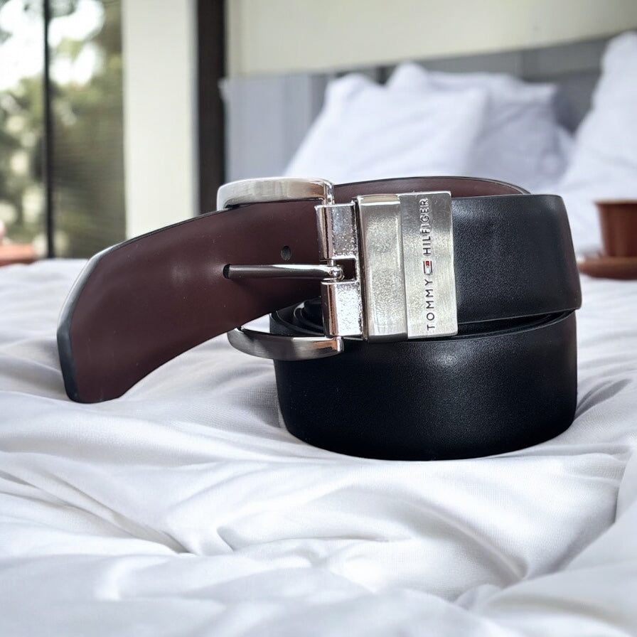 Cinturón Tommy H negro/café reversible, placa plateada con letras pequeñas, caballero