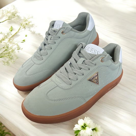 Tenis Guess verde menta con placa dorada y suela camel