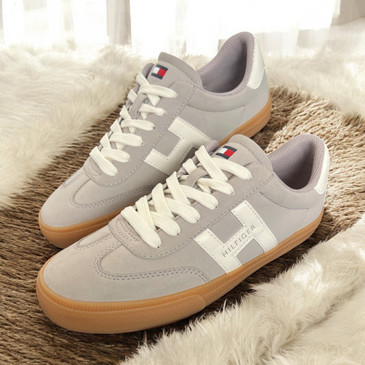 Tenis Tommy H grises con letra H beige y suela camel