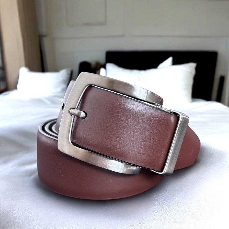 Cinturón Tommy H negro/café reversible, placa plateada con letras pequeñas, caballero