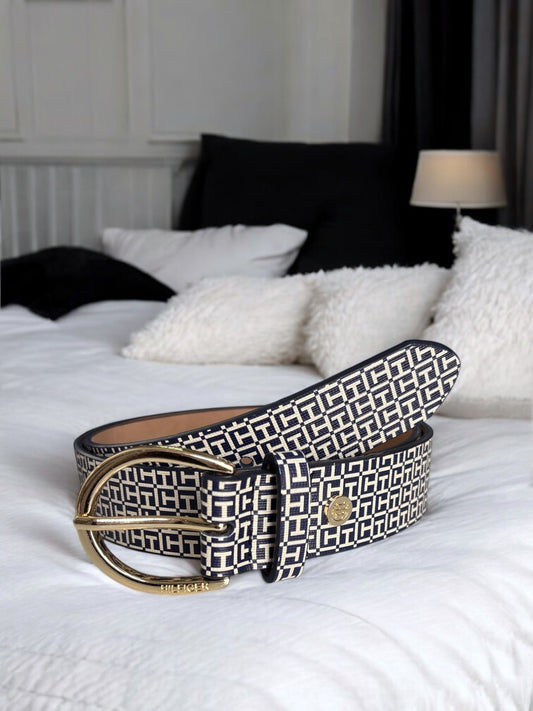 Cinturón Tommy H azul marino, monogram crema, hebilla y placa dorada