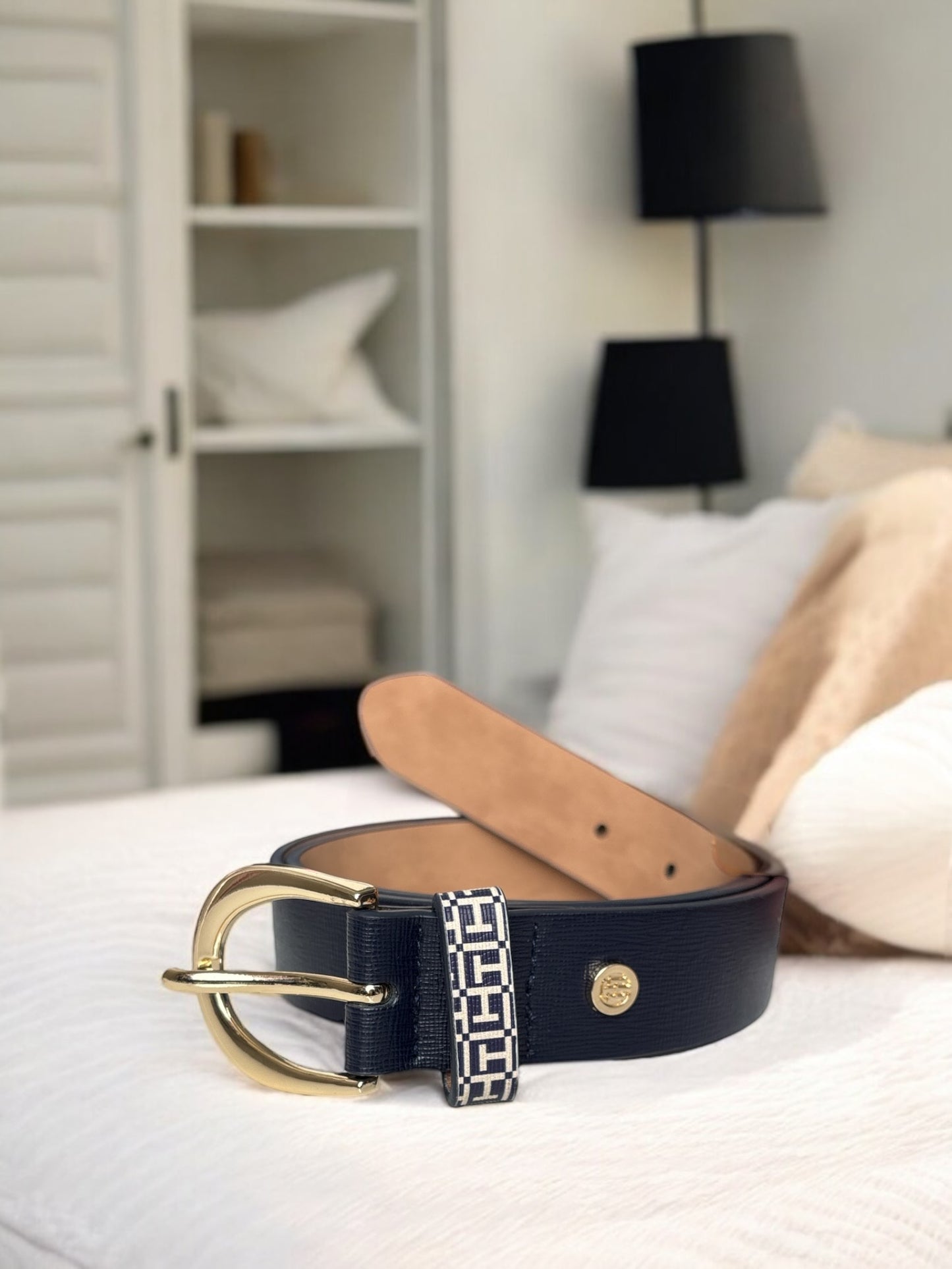 Cinturón Tommy H azul marino, hebilla y placa dorada