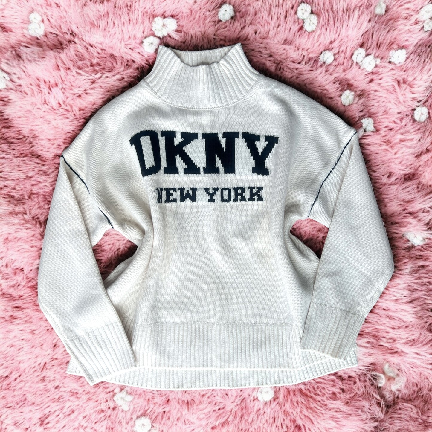 Suéter DKNY beige cuello alto letras negras