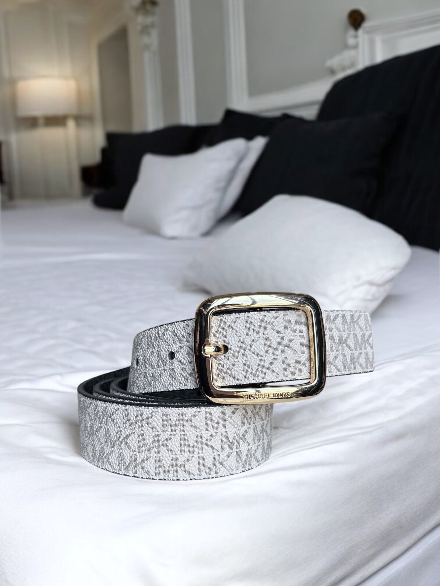 Cinturón Michael k Vanilla/negro con monogram, reversible y placa dorada
