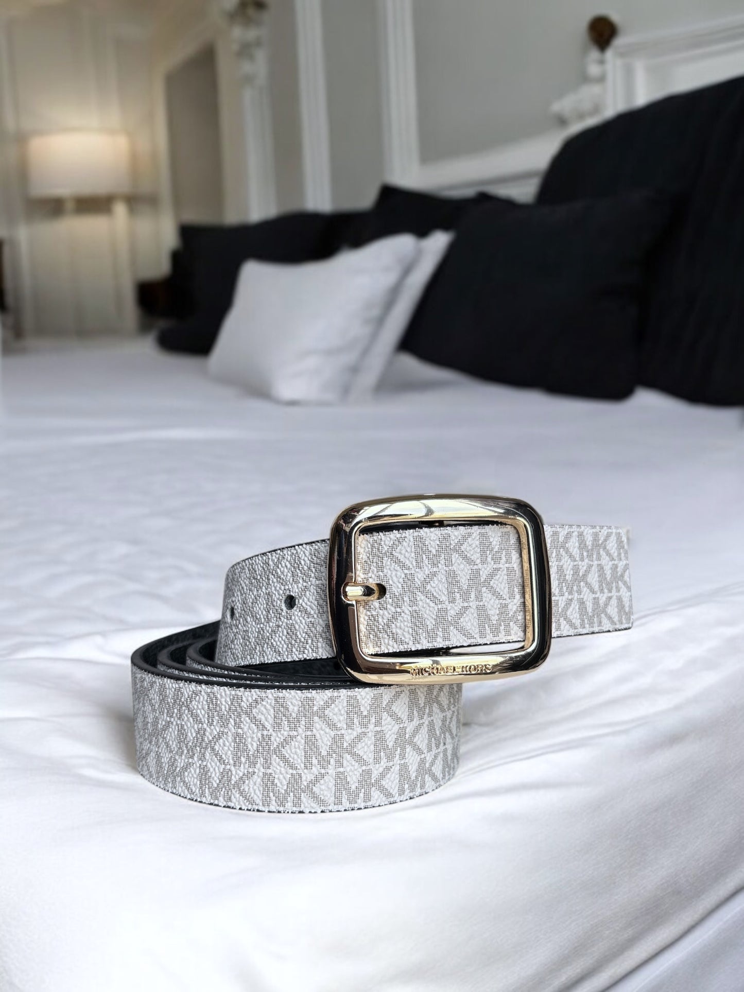 Cinturón Michael k Vanilla/negro con monogram, reversible y placa dorada