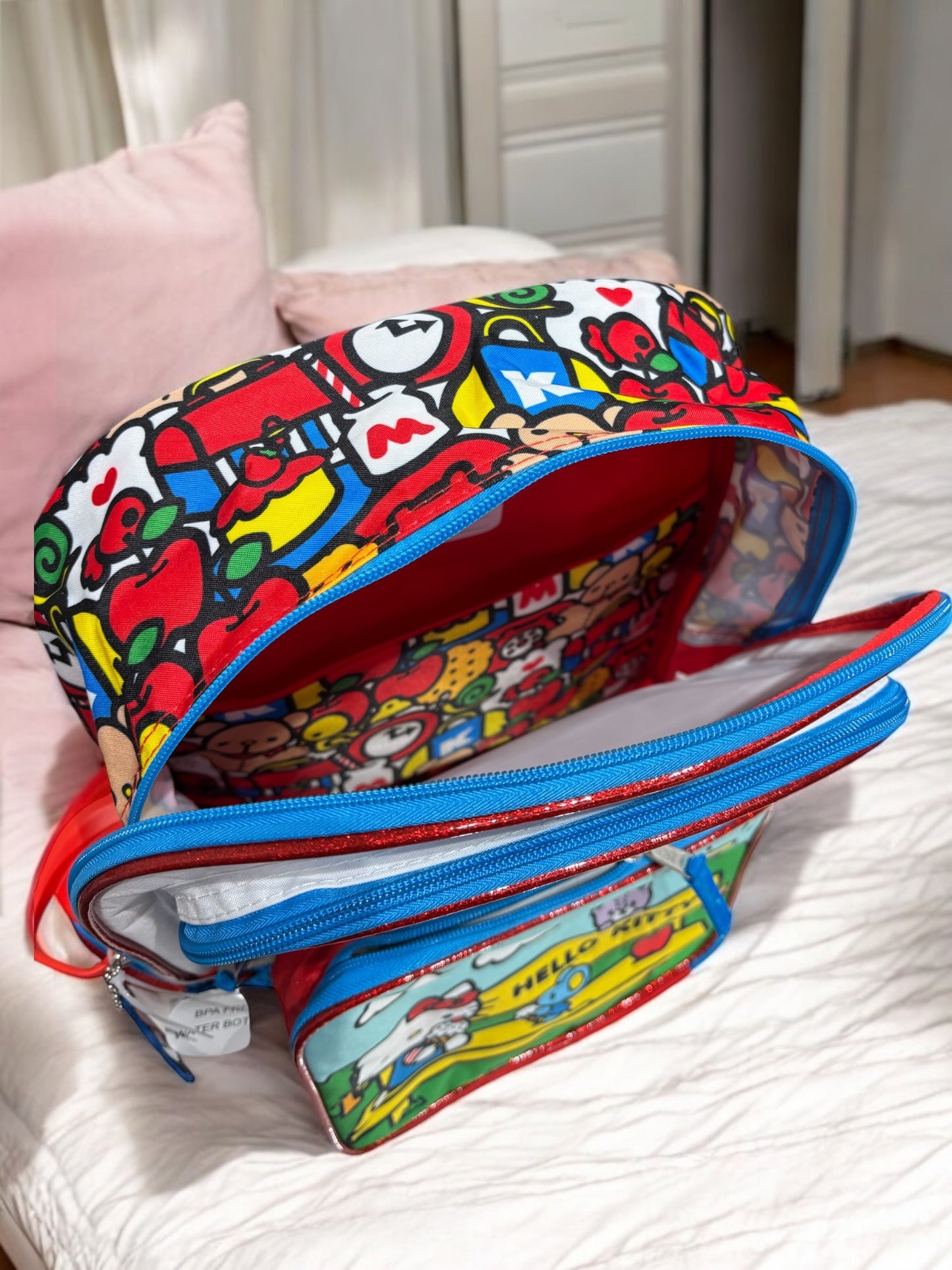 Backpack Hello Kitty blanca/roja, azul, vaso, audifonos, llavero y lonchera