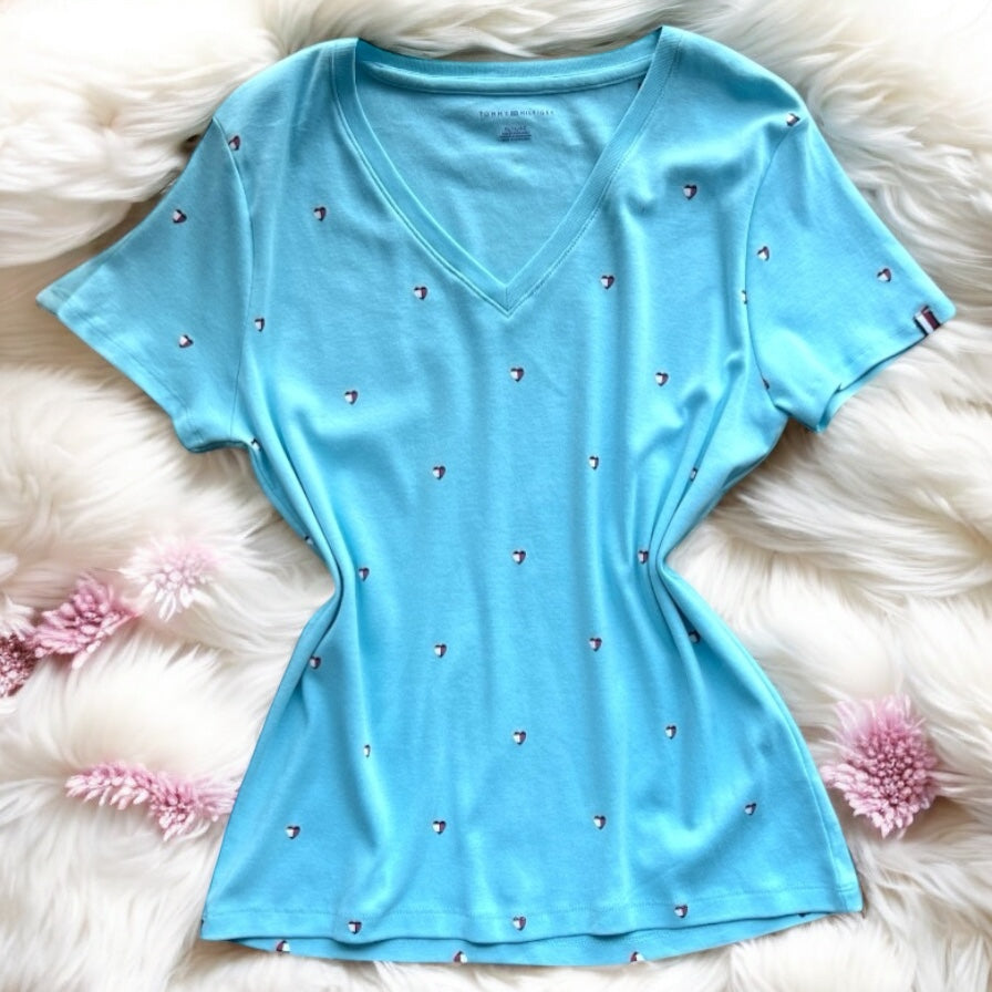 Playera Tommy H azul con corazones