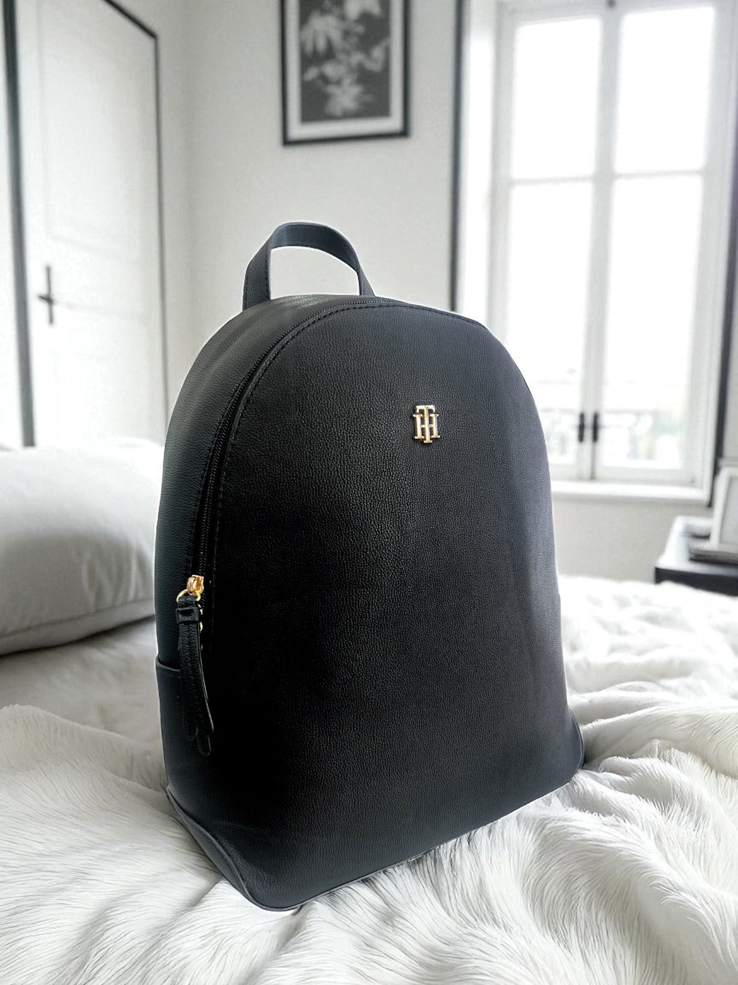 Backpack Tommy H negra placa TH dorada