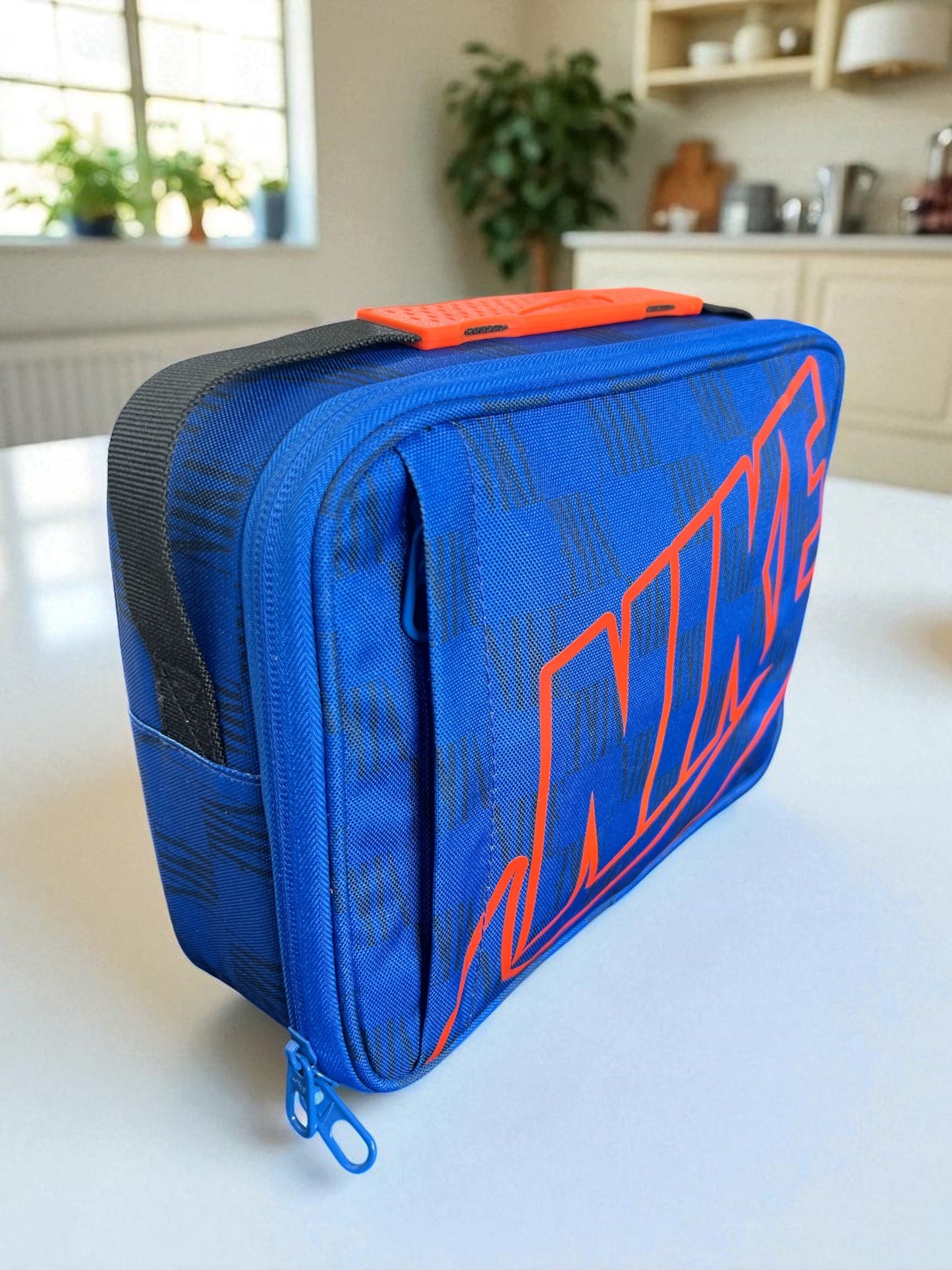 Lonchera Nike azul, letras naranja