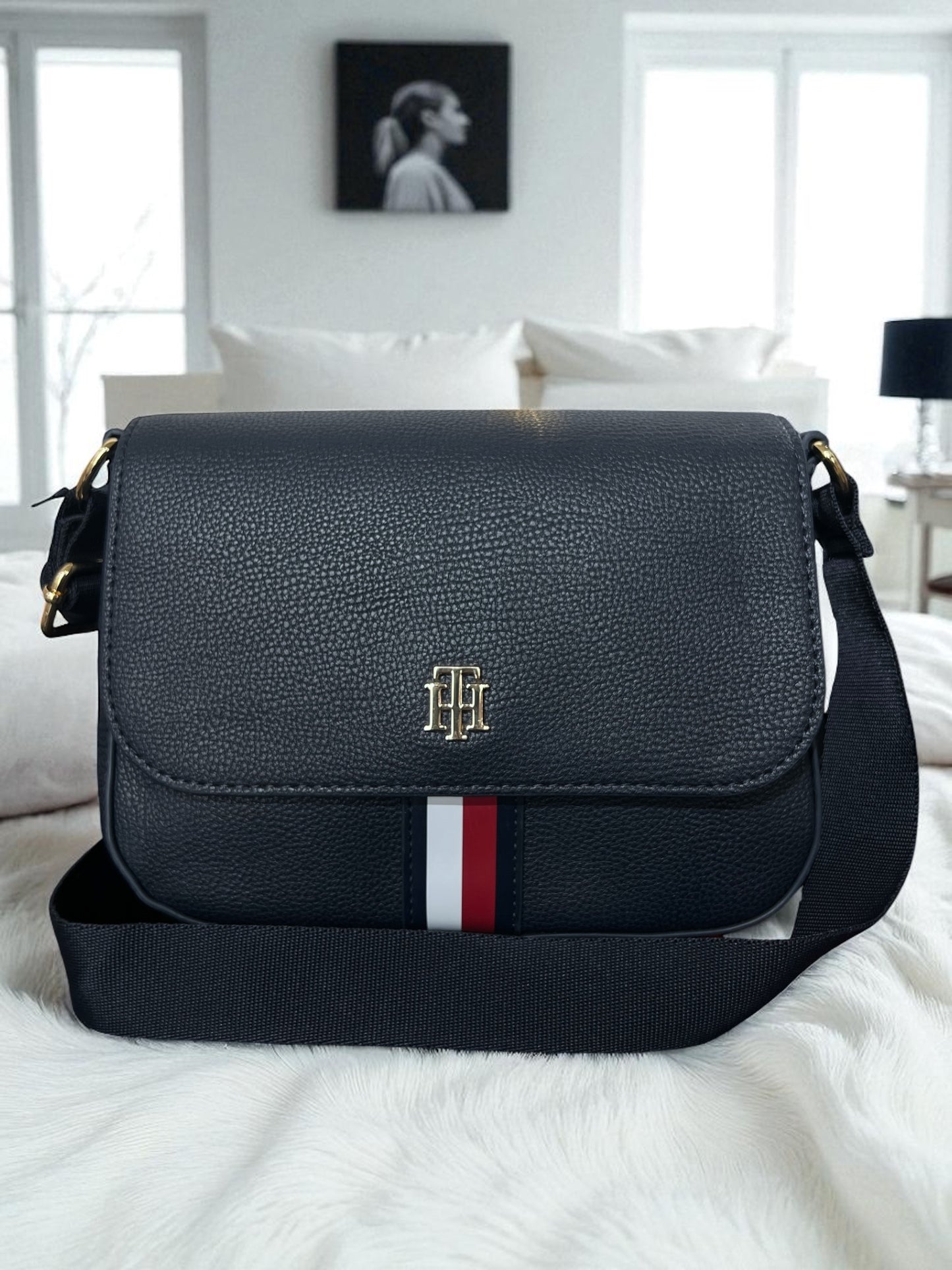 Crossbody Tommy H azul marino línea en medio
