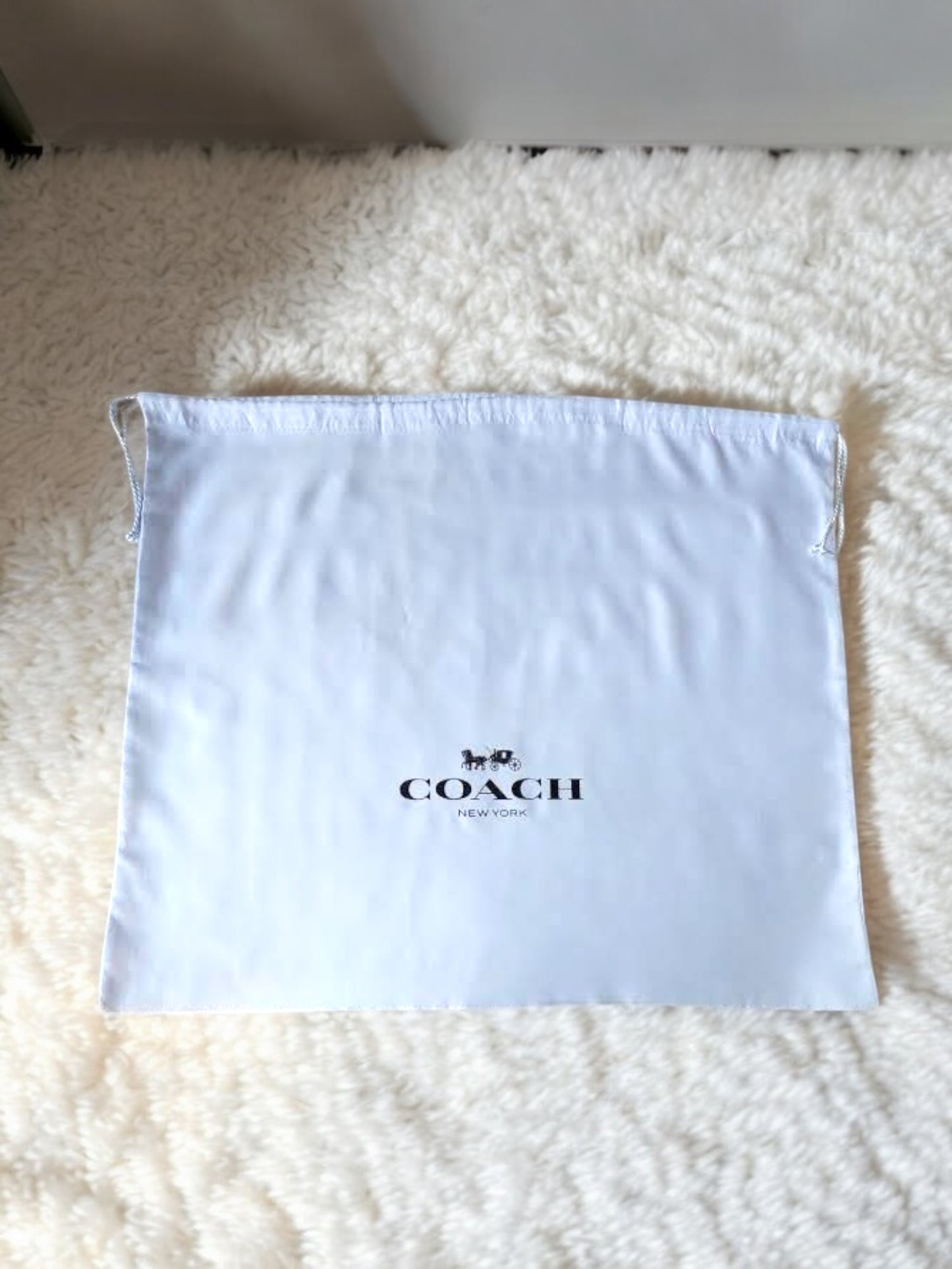 Bolsa Cubre Polvo Coach blanca, cinta
